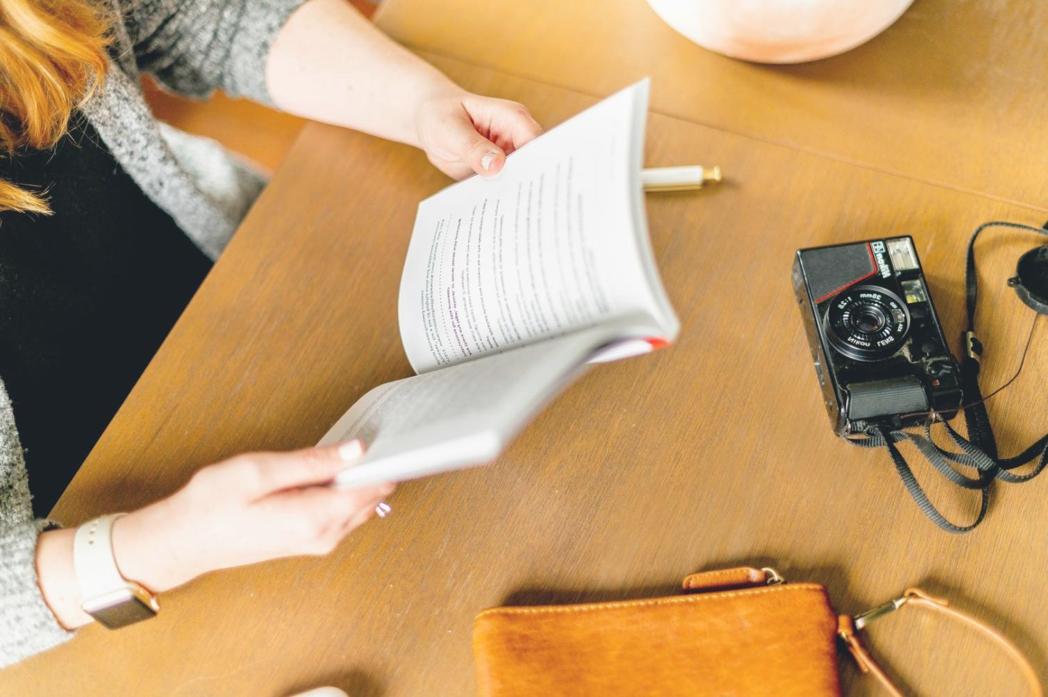 Documents financiers et tableur ouvert sur un bureau