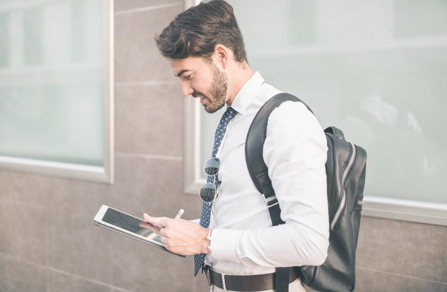 Vue d'ensemble d'une salle de formation avec participants concentrés sur leurs projets