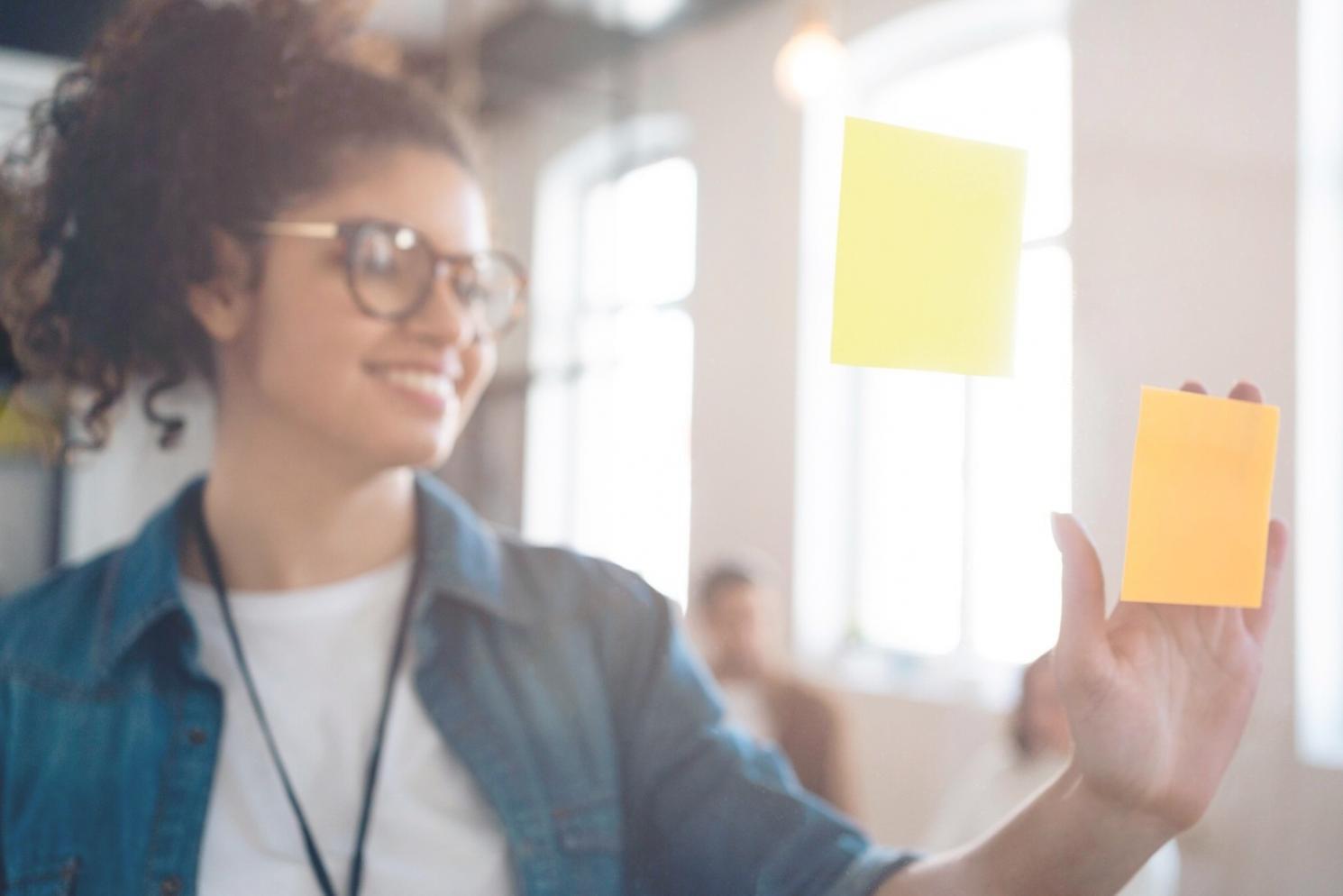 Groupe de participants travaillant ensemble sur des plans financiers autour d'une table