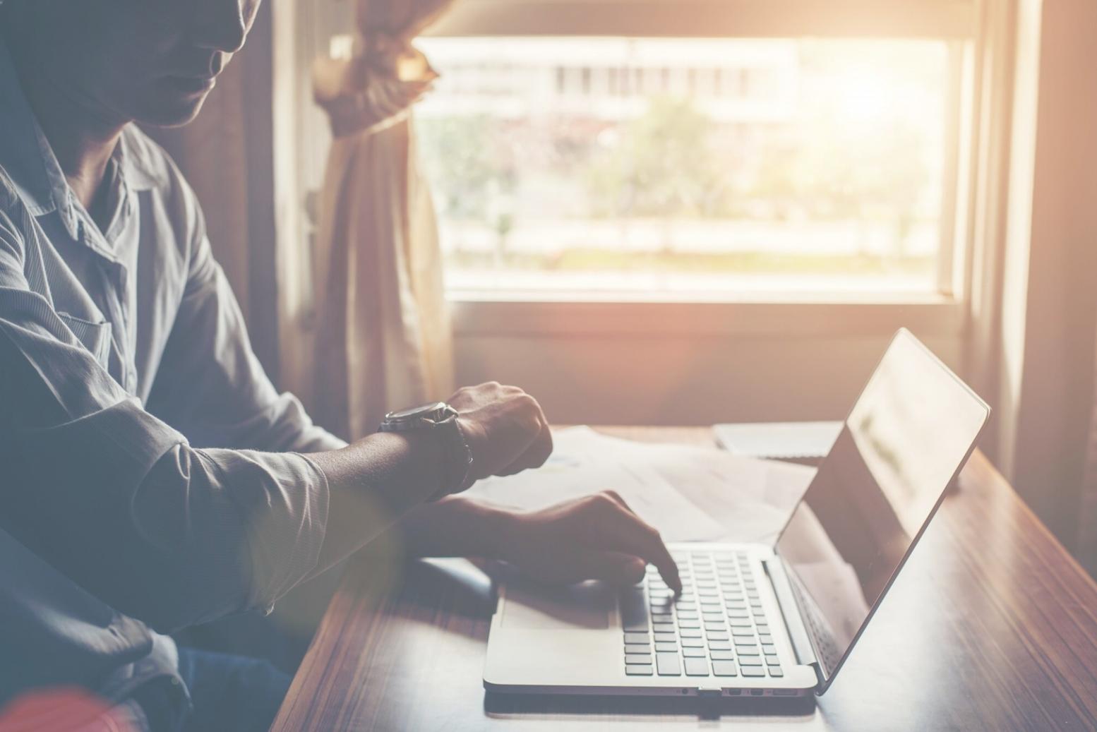 Participants en discussion autour d'un tableau de bord financier