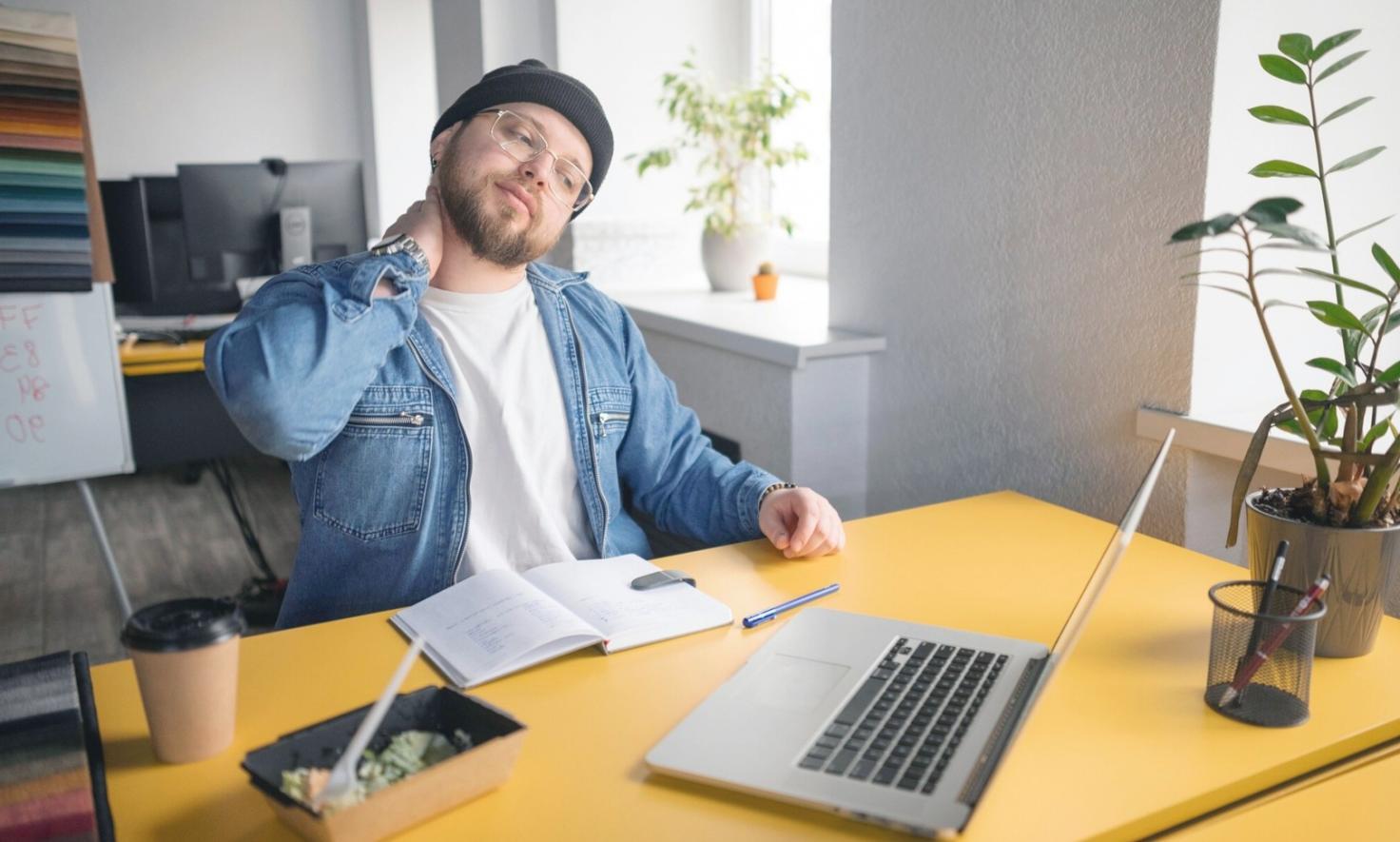 Espace de travail avec documents financiers et ordinateur portable